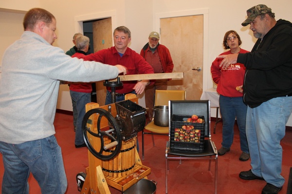 Pressing the crushed apples